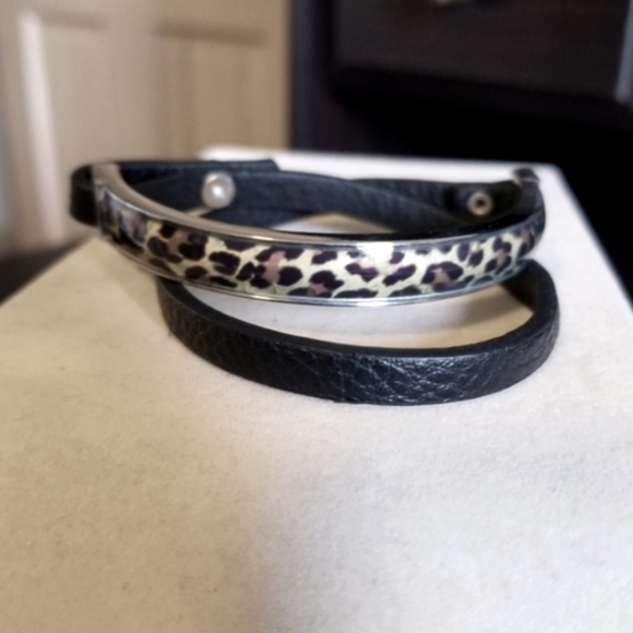 NEW CONDITION LOT OF 2 LEATHER WRAP BRACELETS - Picture 3 of 8